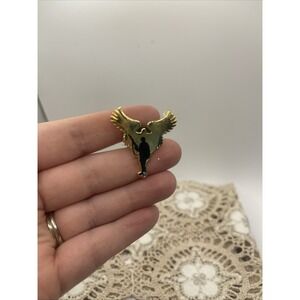 AMERICAN SOLDIER ARMY UNDER EAGLE WING PINBACK GOLDTONE